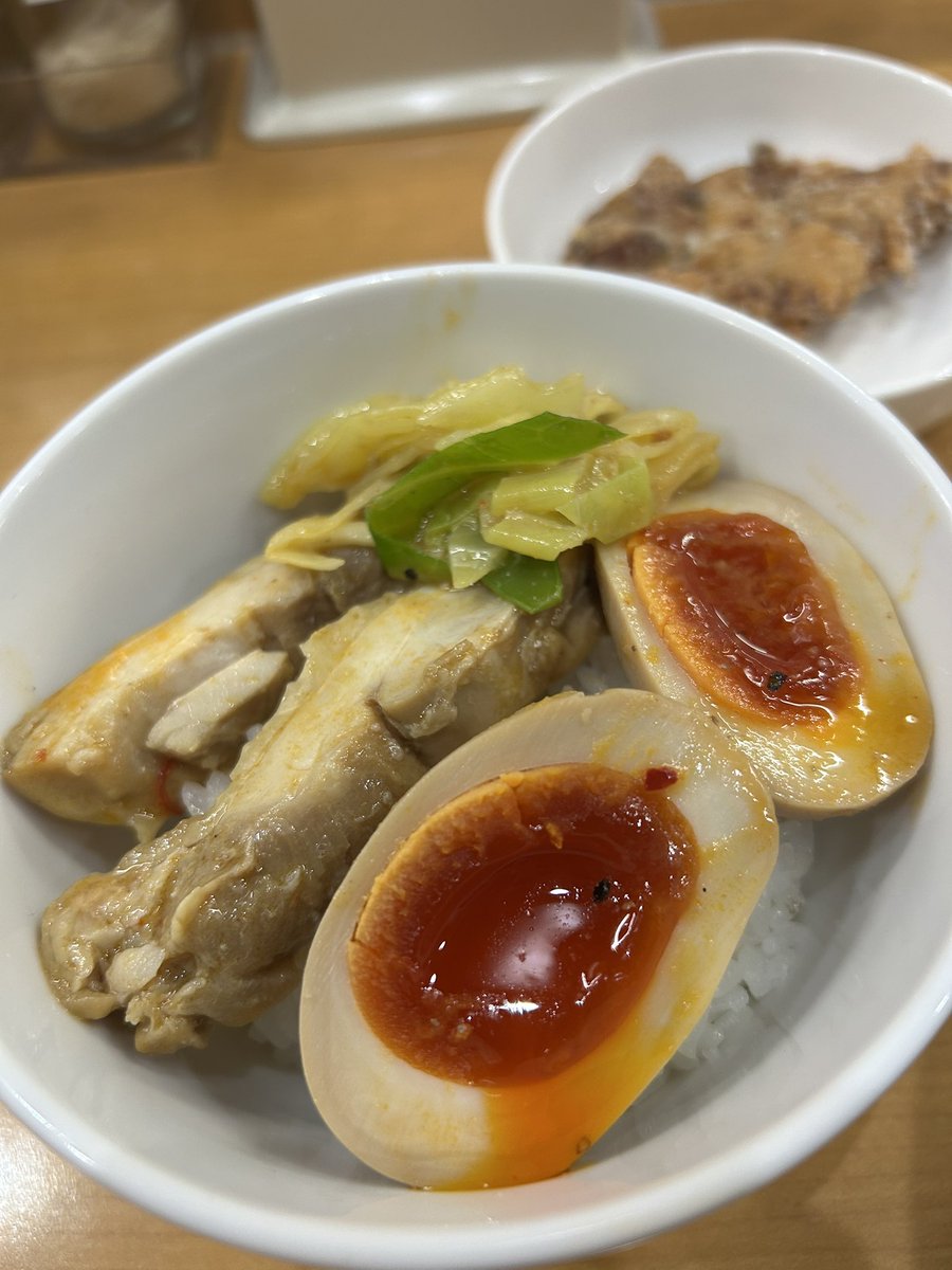🍜麺や遊大 さん✨

🍜辛味玉タンメン✨中辛
白ごはん(小)  旨塩からあげｼﾝｸﾞﾙ

お久しぶりの遊大さん🤗
味噌は残念😢終わってしまったみたい
ﾚｷﾞｭﾗｰﾒﾆｭｰを(*•̀ᴗ•́*)و ̑̑🍜✨
野菜たっぷりで程良く辛く美味しい😋
からあげも熱々😁🍚に合う❣️美味い🥰

ごちそうさまでした🙏✨🍜