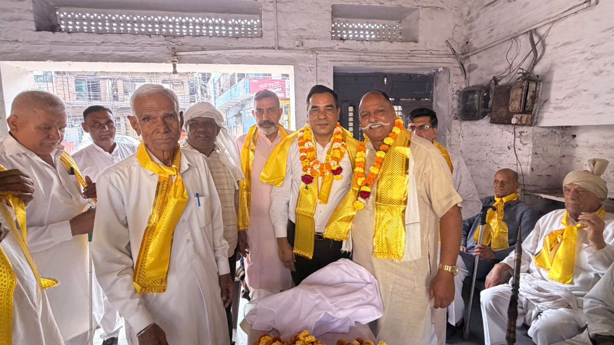 बवाना गांव में 52 गांव के प्रधान के चुनाव में पहुंचकर शामिल हुआ मास्टर धनीराम जी ने नए प्रधान के नाम की घोषणा की और प्रवीण नंबरदार जी को नया प्रधान चुना गया <a href="/AamAadmiParty/">AAP</a>