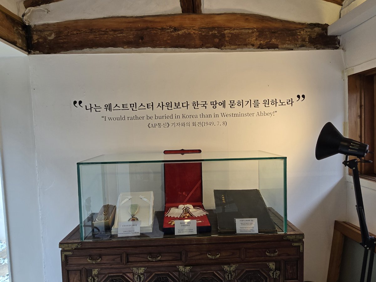 미국인 선교사이자 교육자였던 헐버트 박사는 130년전 최초로 구전되던 '아리랑'에 음계를 붙이고 노랫말을 채록하였다고 한다. 마침 서촌에 전시중이라 다녀오게되었음. 아리랑...이 나에게 이렇게 뜻깊게 다가오다니.....💜💜💜
#BTS #방탄소년단 #BTS_ARIRANG #BTS_SWIM