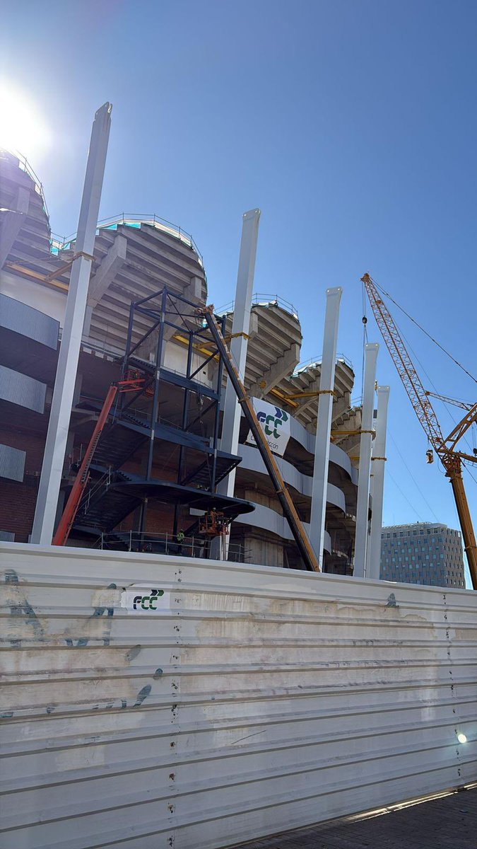 Verlo en directo es mucho más cutre que en foto o vídeo, es alucinante la sensación de campo de mínimos y de poca personalidad para toda una institución como el VCF…