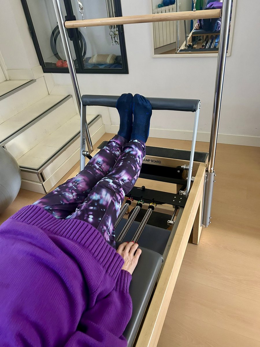PilatesKeller's tweet photo. En Pilates, el pie es una estructura fundamental para la correcta transmisión de fuerzas a lo largo de toda la cadena cinética. Su colocación en el reformer influye directamente en la alineación de tobillos, rodillas y caderas.

Siempre en @pilateskeller ☺️ https://t.co/zADktmWITi
