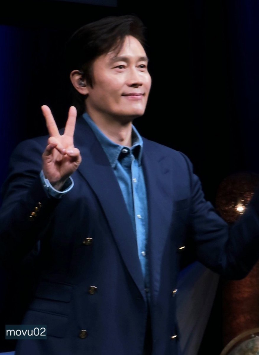 lee byung-hun wears 🤎 tweet media