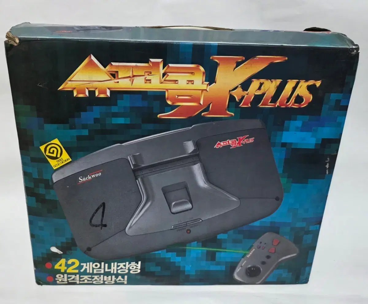 401_db's tweet image. Updated item at Unauthorizon.
*with images from the boxed one.

Brand: Suckwoo (슈퍼콤)
Name: 슈퍼콤 X-PLUS 
*42게임내장형, 원격조정방식
Model: unknown
Region: Korea

#Famicom/#NES based console, released by 석우.

unauthorizon.org/record/rec7FOI…

#famiclone #bootlegconsole #retrogame