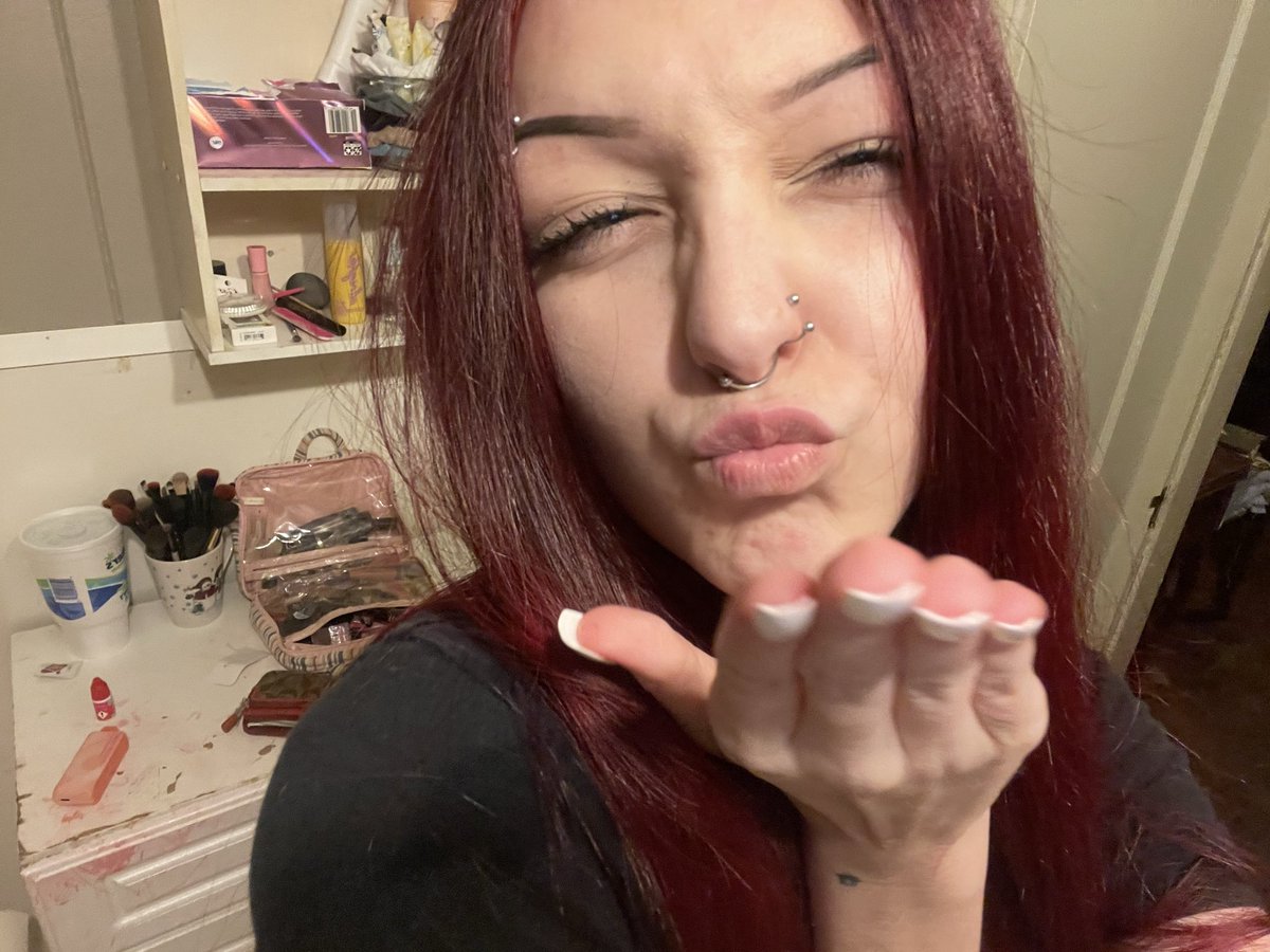 weakk4raynee's tweet photo. The red hair is back 😈 https://t.co/qpFK9paftP
