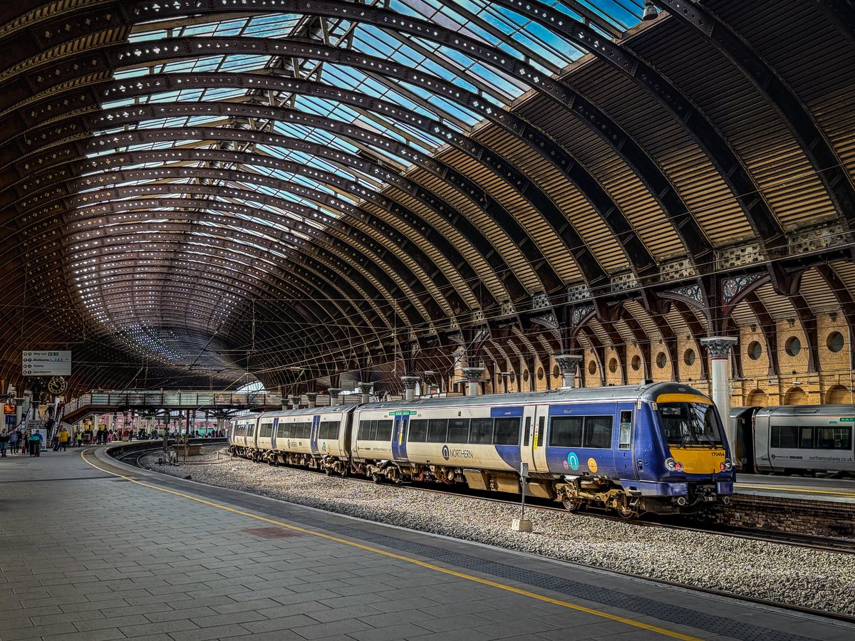 miles_chains's tweet image. The Bombardier built Turbostars still going strong with many operators. Northern liveried 170454 stands in platform 5 at York with a service for Leeds via Harrogate.
#Class170 #Bombardier #Turbostar #Northern #York