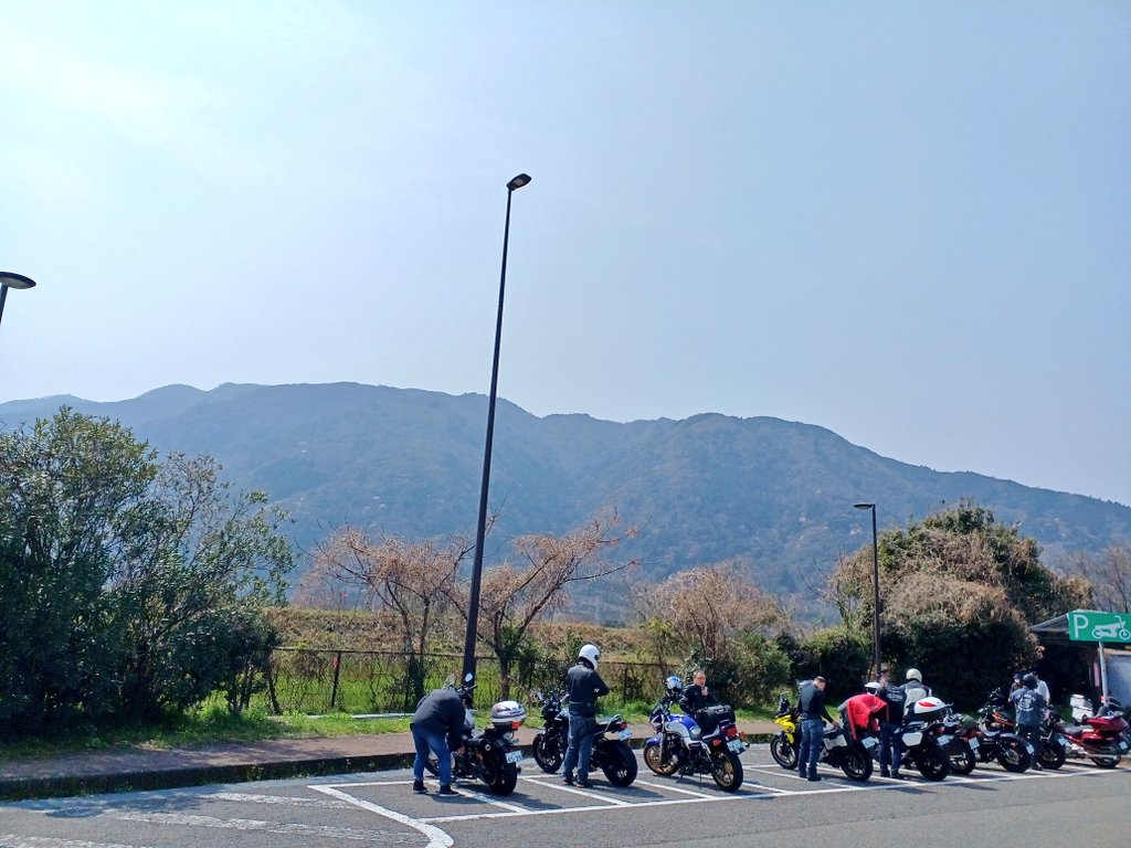 lkGzKRwoeS3BPOm's tweet image. 2日前の石川県に向かう途中に立ち寄った #養老SA からの眺めです🗻
前方に見えるのは860～900m程の高さの山で、#養老山 です🗻
道中の #SA で出会ったお土産の紹介を何回かに渡って行っていこうと思います📦️
#サービスエリア