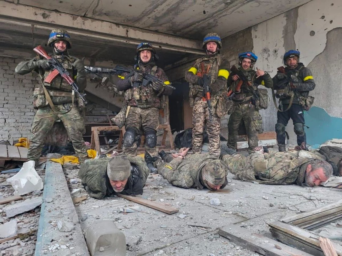 front_ukrainian's tweet photo. ❗️🇺🇦Ukrainian soldiers from the 43rd Separate Mechanized Brigade captured a group of 🇷🇺Russian military personnel who, for propaganda purposes, were supposed to plant a Russian flag in the settlement of Kivsharivka in the Kharkiv region. https://t.co/wStxMp6cKJ