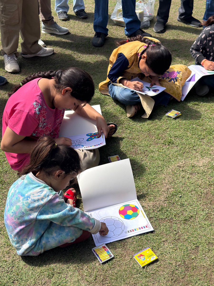 WeAreCrayash's tweet photo. Crayash team spreading creativity with kids through a joyful drawing workshop.
#KidsCreativity #DrawingWorkshop #YoungMinds #ArtForChange #CommunityImpact https://t.co/1k21cFwHEU