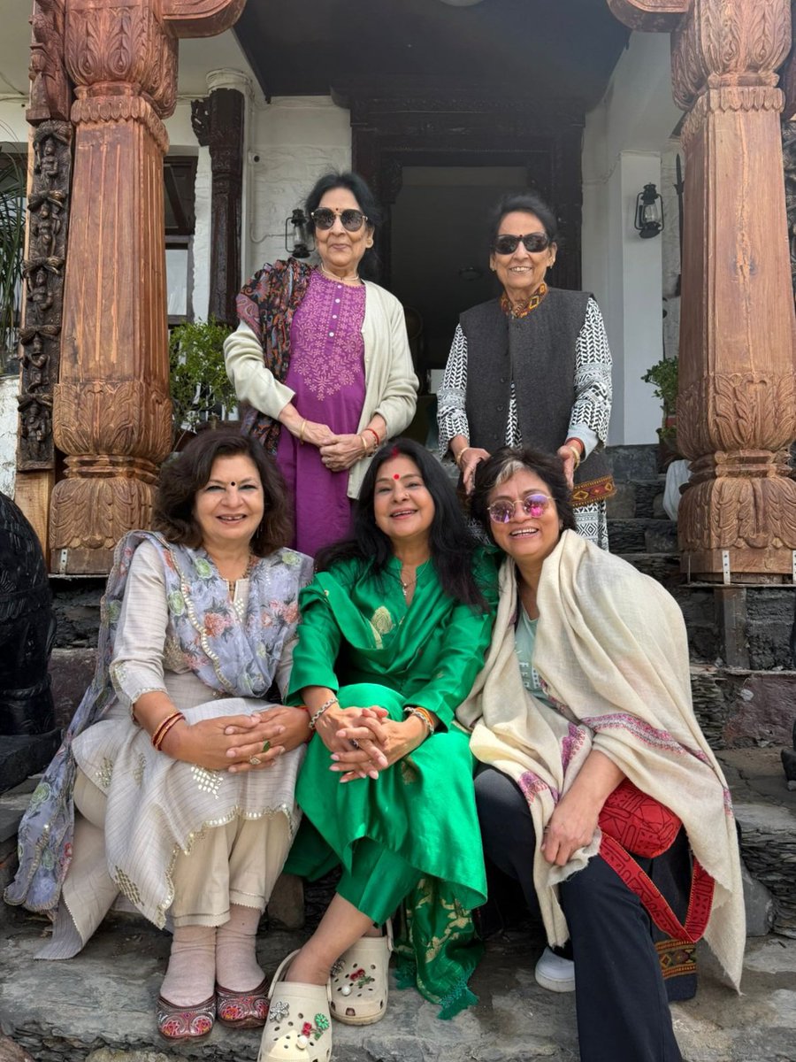 maliniawasthi's tweet photo. ननिहाल.. यानी ममता का आंचल! ननिहाल से प्यारा कुछ भी नहीं। अब न मां हैं न नाना नानी, न मामा मामी! लेकिन मौसियां तो हैं, मामा के होनहार बेटे बहू यानी हमारी भाभी भैया तो है, हमारा ननिहाल अभी है, हमारा मायका अभी बना हुआ है,  कन्नौज का बट वृक्ष अभी भी हरा भरा है ऐसा बुलावा आया चंबा से जहां ननिहाल का परिवार इकट्ठा हुआ जहां सिर्फ यादों की खेती की गई.... जिंदगी भर साथ रहने वाली यादें..  #Family