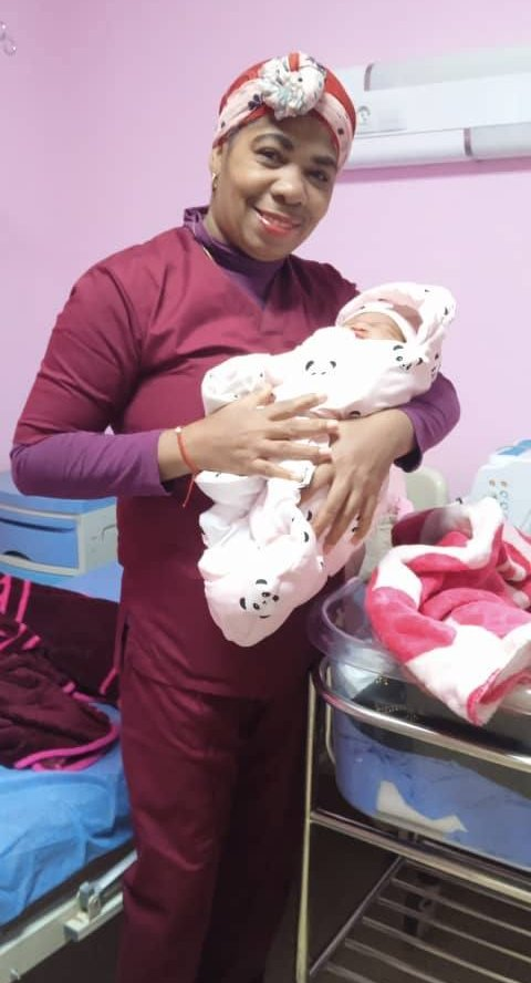 SMCArgelia's tweet photo. 🌵 En Taghit, una urgencia obstétrica no dio espera ⏱️. Ante sufrimiento fetal, el equipo Argelino-Cubano actuó con rapidez y precisión 🤝🇩🇿🇨🇺. Hoy, madre y bebé están sanas 🤱👶. ¡La vida triunfó! ❤️ 

#CubaCoopera #CubaPorLaVida #Taghit

https://t.co/0Hz9lPEUjC https://t.co/jXMFAvDzsm