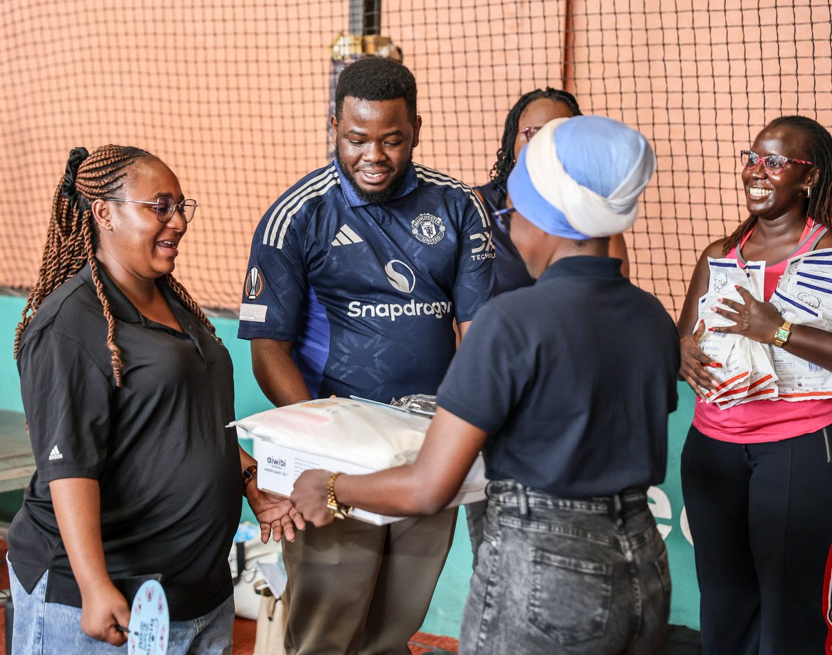 Aiwibi_U's tweet photo. At the Free Antenatal Masterclass,  we had the pleasure of awarding one amazing dad who came through, showed support and stayed involved. 

He walked away with an Aiwibi baby set, Towel and other goodies. 
#aiwibi https://t.co/lw7dPL8cPI