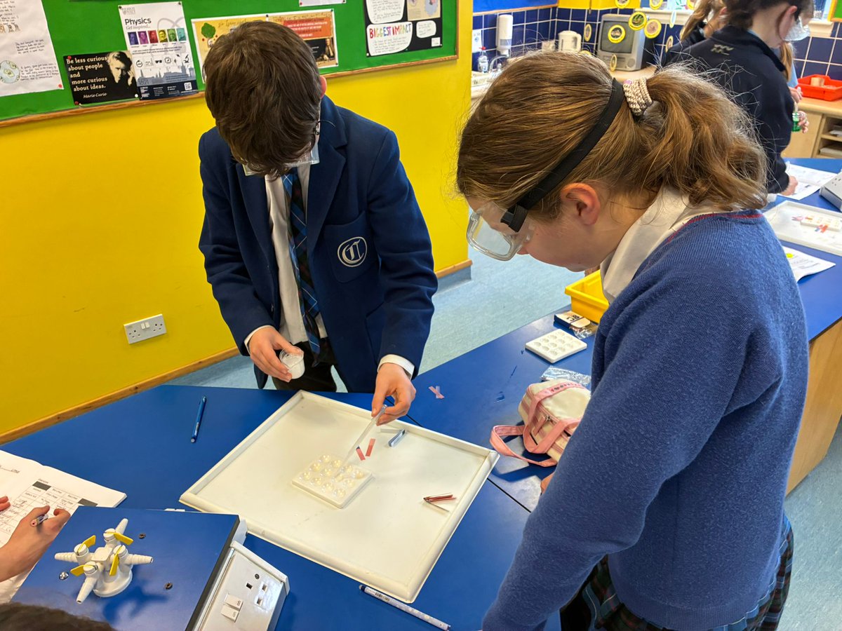 Craigclowan's tweet photo. Some recent photos of #CraigclowanForm7 investigating Acids and Alkalis during their Science lesson. Here they're using Litmus and red cabbage juice as indicators 🧪

#CraigclowanScience #CraigclowanSeniors #BringingLearningToLife https://t.co/oH0eTPpXtR