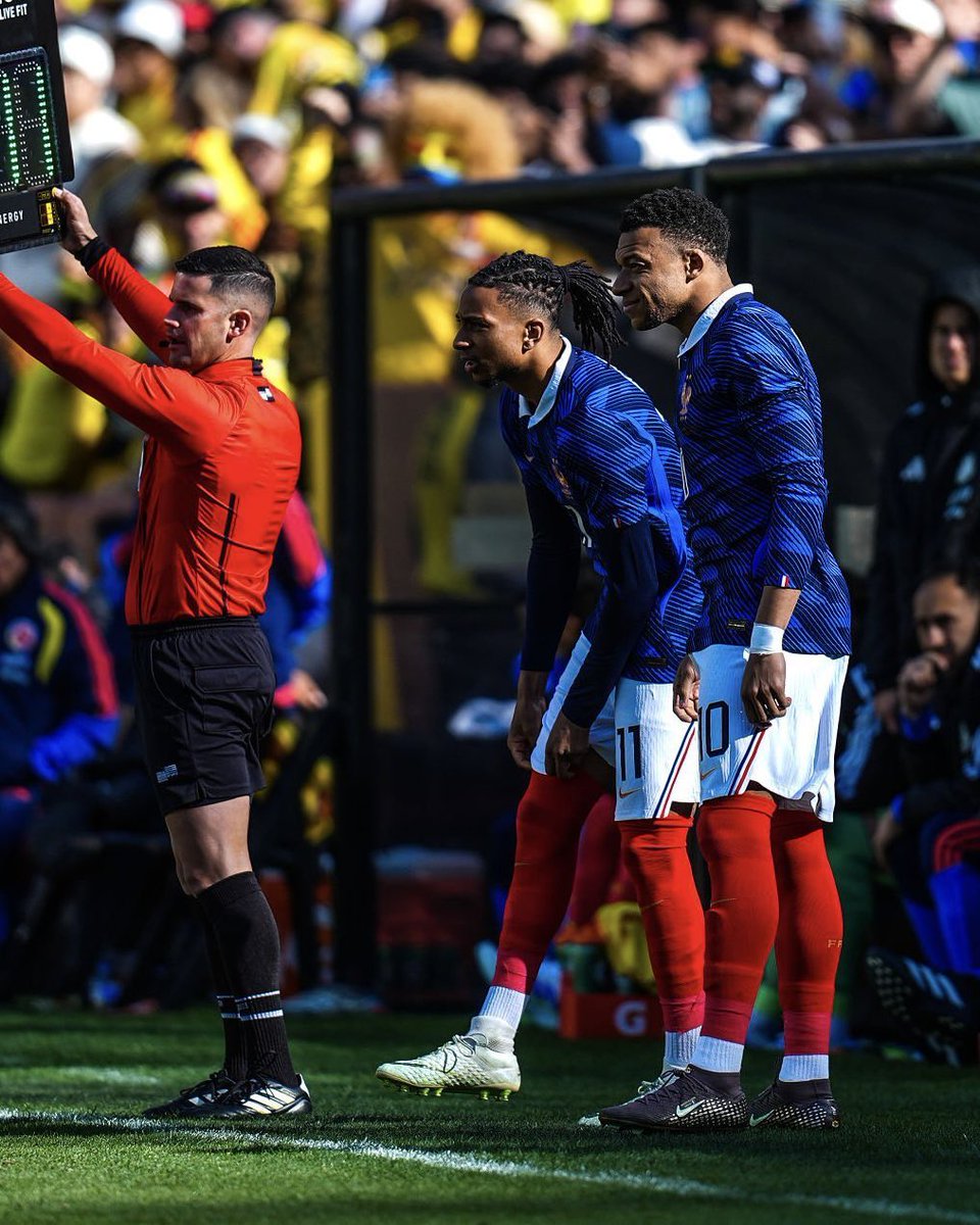 Football Pictures That Go Hard tweet media