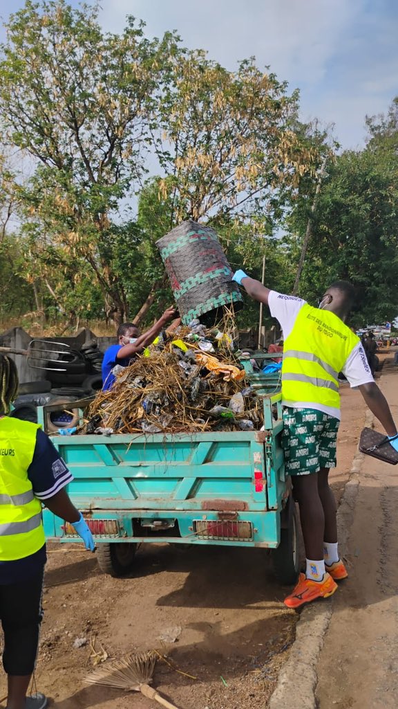 Nous étions le weekend dernier à Kara avec l’Elite des randonneurs du Togo (ERT). Nous avons mis au propre un dépotoir sauvage et fait de l’Ecojogging dans la ville dans une ambiance bon enfant.
Merci à tous les Ecojoggers. 
🍏🤏🏾, #Ecojogging, bougeons et sauvons notre planète !