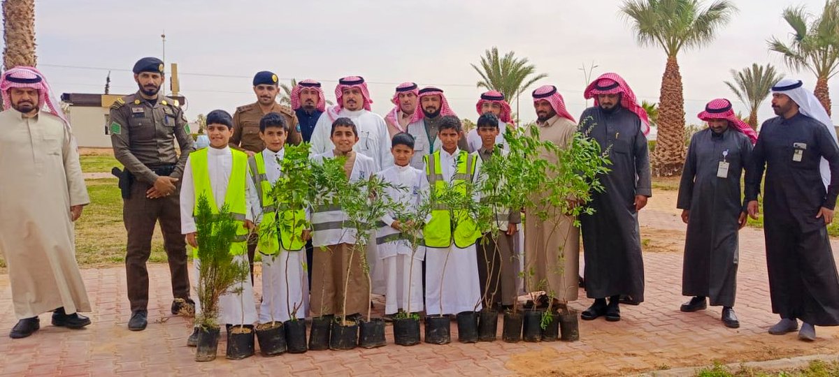abuajramUN's tweet photo. إمتداداً لمبادرة #الجوف_واحة_خضراء الموسم الرابع عشر وحسب الخطة المعتمدة قامت بلدية ابو عجرم اليوم بزراعة الاشجار في حديقة صرف الاهلي بابوعجرم بمشاركة منسوبي مركز ابو عجرم ومنسوبي الشرطة والدفاع المدني ومنسوبي وطلاب مدرسة ابو عجرم الابتدائية ومنسوبي البلدية.
#السعودية_الخضراء https://t.co/n1yMUfQ8T8