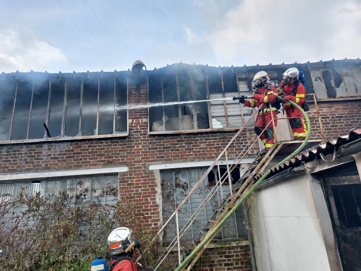 SDIS60's tweet image. #Intervention | Ce dimanche 29, les #Pompiers60 sont intervenus pour un feu de bâtiment à Nogent-sur-Oise

L’intervention a permis de préserver une partie du bâtiment de 460 m². 3 lances, dont 1 sur bras élévateur, ont été mises en œuvre pour contenir le feu.