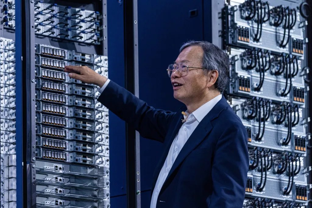FutureChartX's tweet photo. Supermicro’s cofounder was just arrested for allegedly smuggling $2.5 billion in GPUs to China. #AI #technology 
#technews #business 
#cloudcomputing Read more 
https://t.co/VjCiVFsctu https://t.co/PceWJymFj9