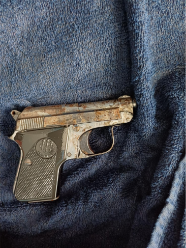 MerseyPolice's tweet photo. ARRESTED | We have arrested two men and seized a firearm, ammunition and suspected drugs following enquiries in Huyton and Liverpool on Friday, 27 March.

At around 2.20pm, officers attended an address in Ashbury Road, Huyton in relation to ongoing enquiries. A man was seen to try and flee from the address, and was detained. A search of the property resulted in around 1kg of cocaine and around 2kg of cannabis being seized.

A 44-year-old man from Dovecot was arrested on suspicion of Possession with intent to supply Class A and Class B drugs, and Possession of cannabis. Following a further search, a firearm and ammunition was seized. The man was additionally arrested on suspicion of Possession of a Section 1 Firearm and Possession of Ammunition.

A 68-year-old man from Huyton was arrested on suspicion of Possession with intent to supply Class A and Class B drugs. Both have been conditionally bailed pending further enquiries.

Inspector Josh Griffiths from North Liverpool Proactive Team said: “This was a smart, proactive piece of police work and our extensive enquiries will continue while the two men remain on bail.

“Removing firearms, ammunition and drugs from our communities is vital in making the streets safer. Key to such positive results are not only through proactive policing operations, but information from those communities blighted by serious and organised crime. The more information about the storage and supply of drugs and weapons, the more we can ensure immediate action is taken. Tell us what you know and we will do the rest.”

Info on drugs and firearms where you are? Contact Merseyside Police social media desk via X or Facebook @MerPolCC. You can also report information via our website: https://t.co/D2iAAveNGM or by calling 101.

Alternatively, contact the independent charity Crimestoppers anonymously on 0800 555 111, or via their website here: https://t.co/CQhLq5MWCv. Always call 999 if a crime is in progress.

https://t.co/4MPQQF4w79