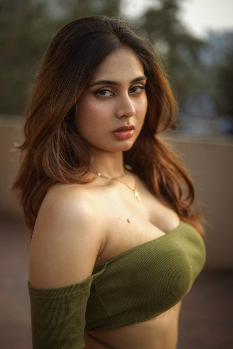TheDudeFellow's tweet photo. guess her age https://t.co/VrBFTOowIC