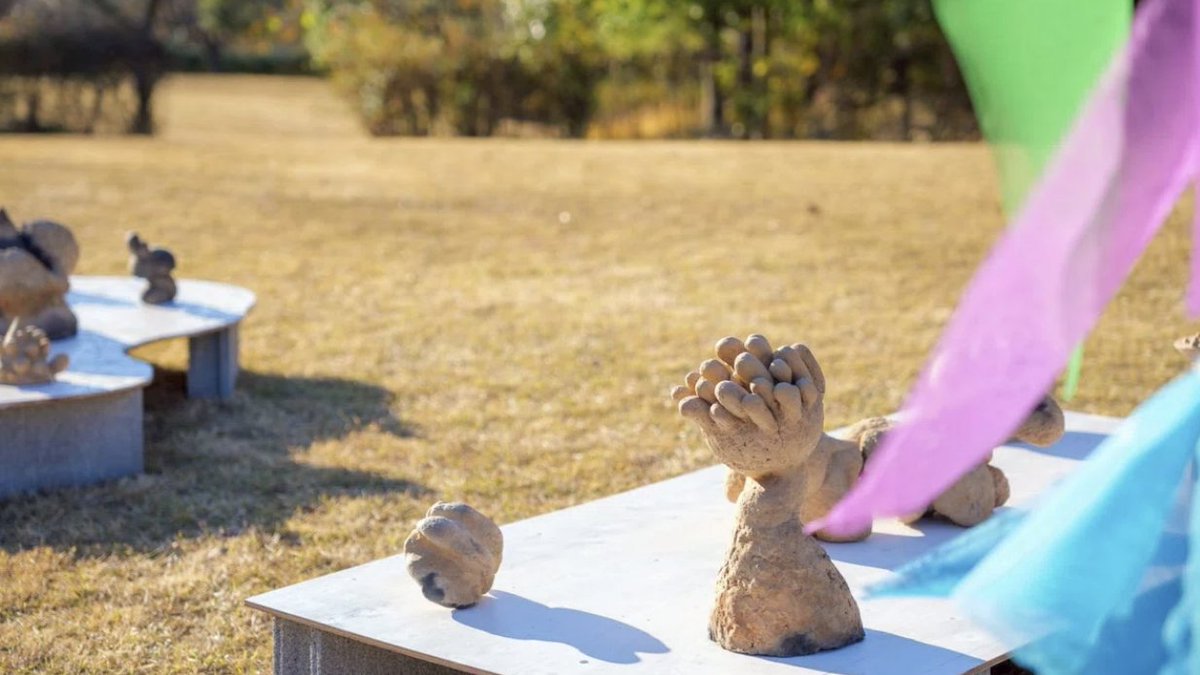 「今回の作品のテーマは“オノマトペ”。娘が小さい頃、僕のつくった壺に勝手に《イガイガドン》と名付けたことがきっかけで始まったシリーズです」

岡山県主催「アートで地域づくり実践講座」2025年度受講生によるアートイベント「ひとひと