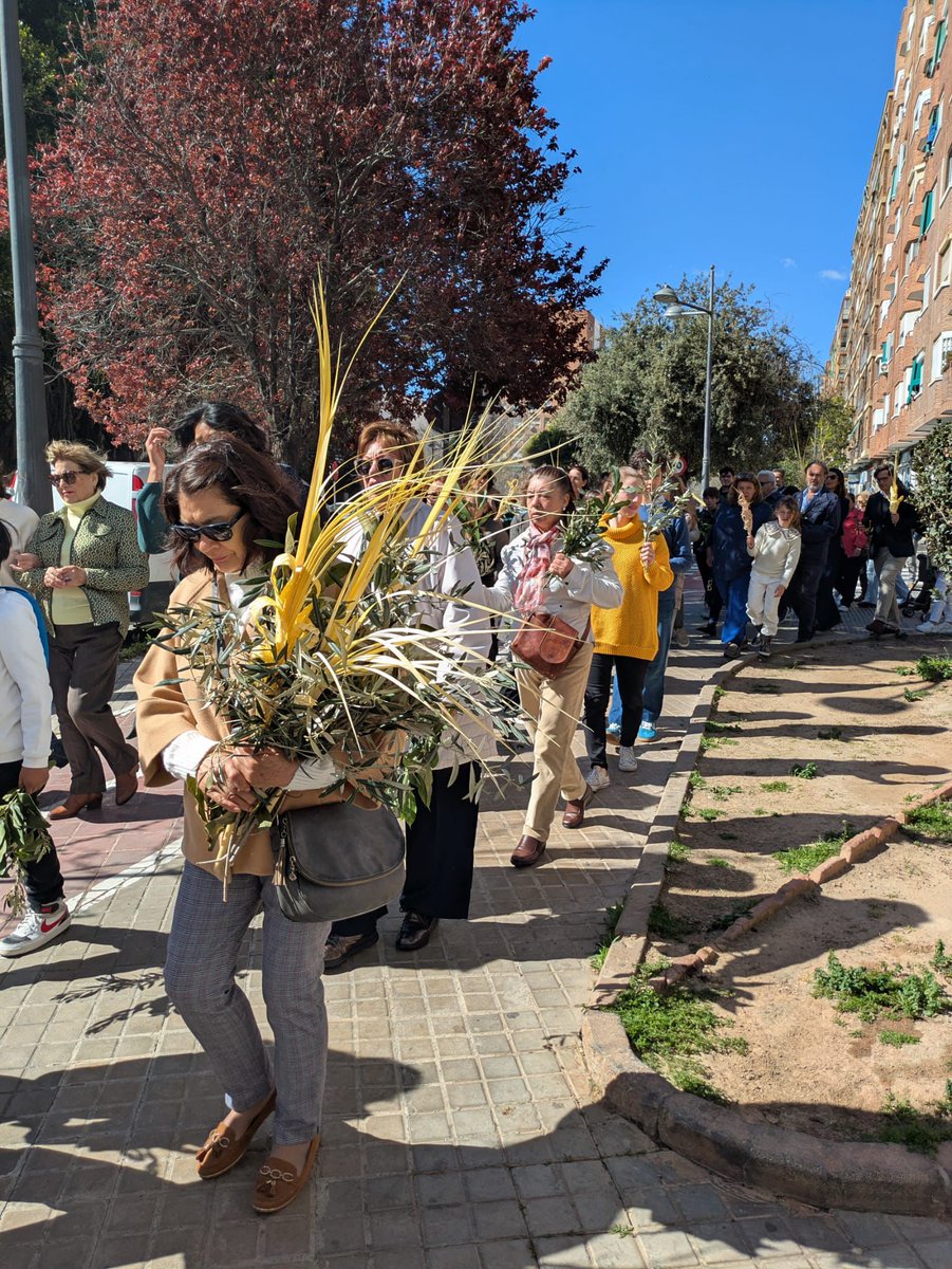 misionerospaul's tweet photo. La Parroquia @nsmonteolivete celebró ayer con intensidad y participación las distintas Eucaristías del #DomingodeRamos, dando comienzo así a la #SemanaSanta, el corazón del año litúrgico.

Desde primera hora, numerosos fieles se congregaron para la bendición de los ramos y palmas, signo de acogida a Cristo que entra en Jerusalén. 

Familias, niños, jóvenes y mayores participaron en las celebraciones, llenando el templo y los alrededores en un ambiente de fe, sencillez y recogimiento.