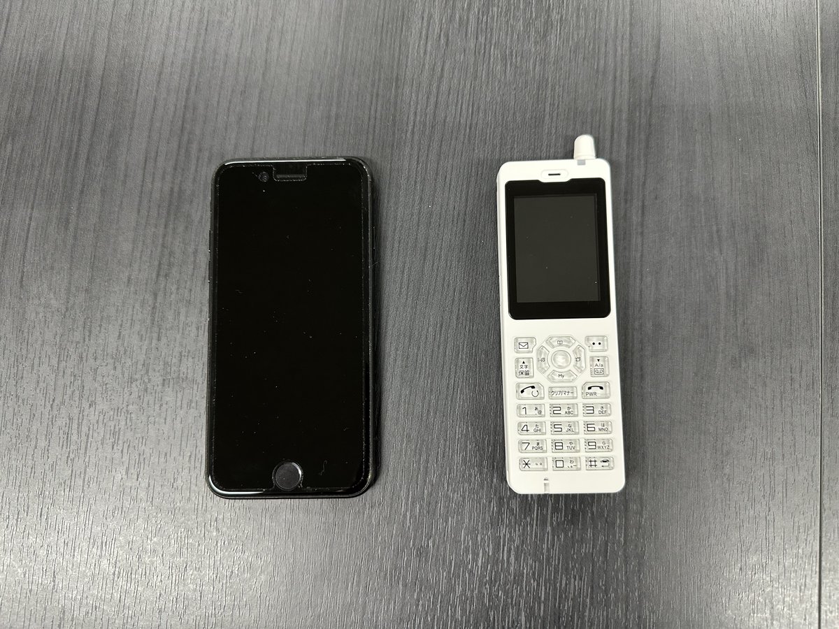 kutsunasatoshi's tweet photo. 昨今の病院経営の厳しさはすでに各メディアで報道されているところですが、日本の先進医療を担う阪大病院ではこの度職員に配布されている院内携帯電話がiPhoneからPHSに変更されました。なんか地味に切ない…。貧乏になんか負けないぞッ！

阪大病院へのご寄付はこちらです！
https://t.co/gwA0yZAoGz https://t.co/tcVTdIvEq6