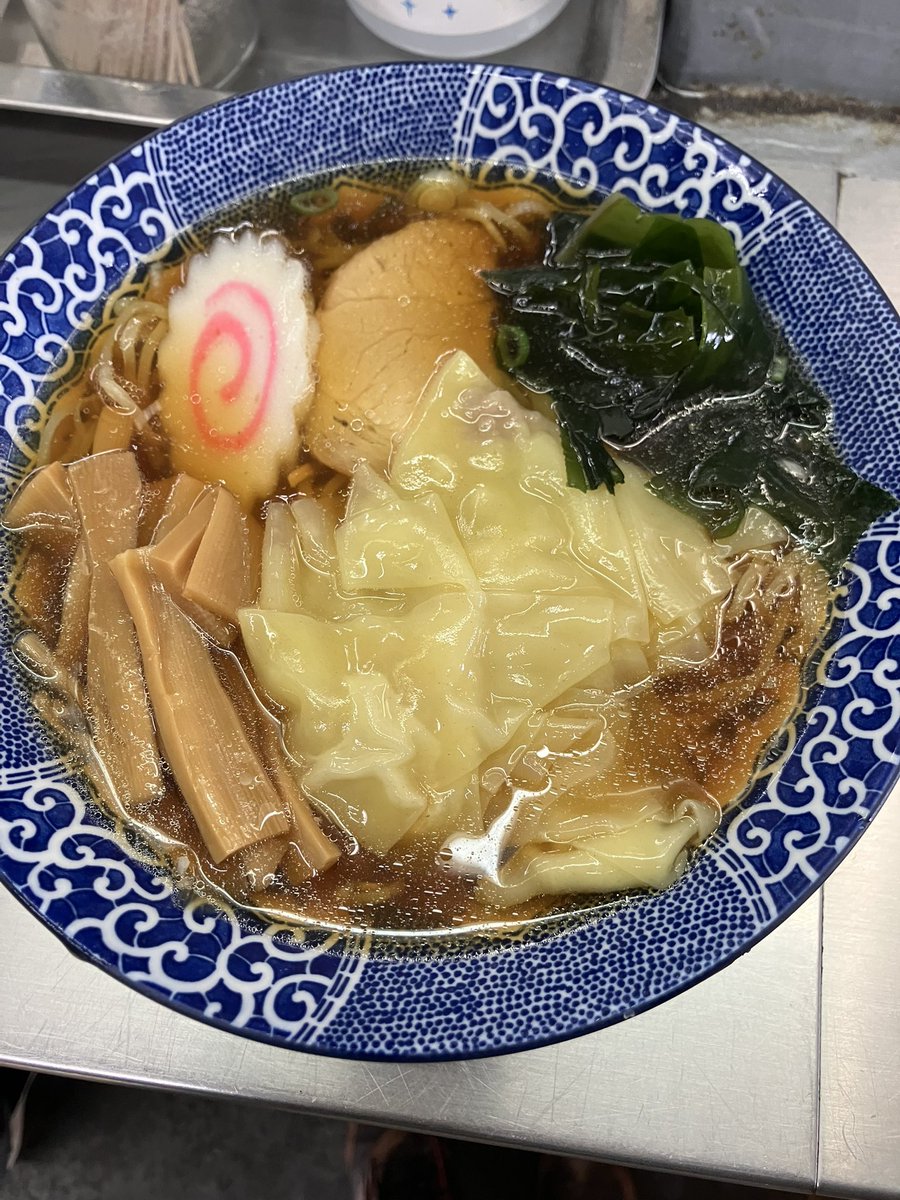 kinui's tweet photo. 西新井駅内にある西新井ラーメンが3/31に閉店するというので食べ納め行ってきた。行列できてて50分待った。まあ昔ながらの味という感じ。
あと駅降りてすぐの駅前店でも同じもん提供してるとのこと。この手のラーメンは時々妙に食べたくなる時があるし、気が向いたら駅前店に行ってみよう https://t.co/ZJpvK8VyIS