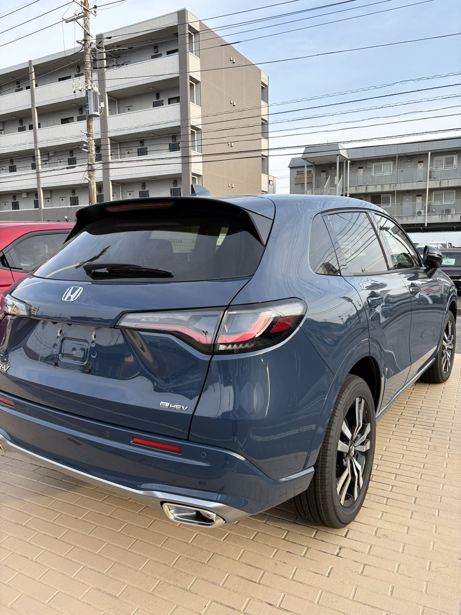 Ryosuke11838012's tweet photo. Dさんに点検に来たら、マイナーチェンジ後のZR-V（Zタイプ）がありました😍
色はシーベットブルーパール✨
四枚目の手前がミッドナイトブルー、奥がシーベットブルーです🚗
わかりづらいですが参考までに😅 https://t.co/0jyn54BClp
