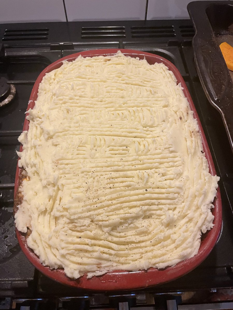 mightyredbarney's tweet photo. @thesturge - before and after of last night’s Cottage pie - thanks for the shout out and the Divine Comedy request…..

(It was delicious, by the way. Leftovers are today’s lunch.) ❤️❤️❤️ https://t.co/xa7fMn9QMd