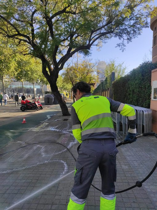 JuanC__Cabrera's tweet photo. Mi apoyo y reconocimiento a los profesionales que trabajan en la #SSantaSevilla26: #policialocal @policia @guardiacivil #bomberos #proteccióncivil #cruzroja #061 #lipasam #parquesyjardines #tussam #cecop #112, etc. Salvan vidas y son servidores públicos ejemplares. https://t.co/N9EzdAunPo