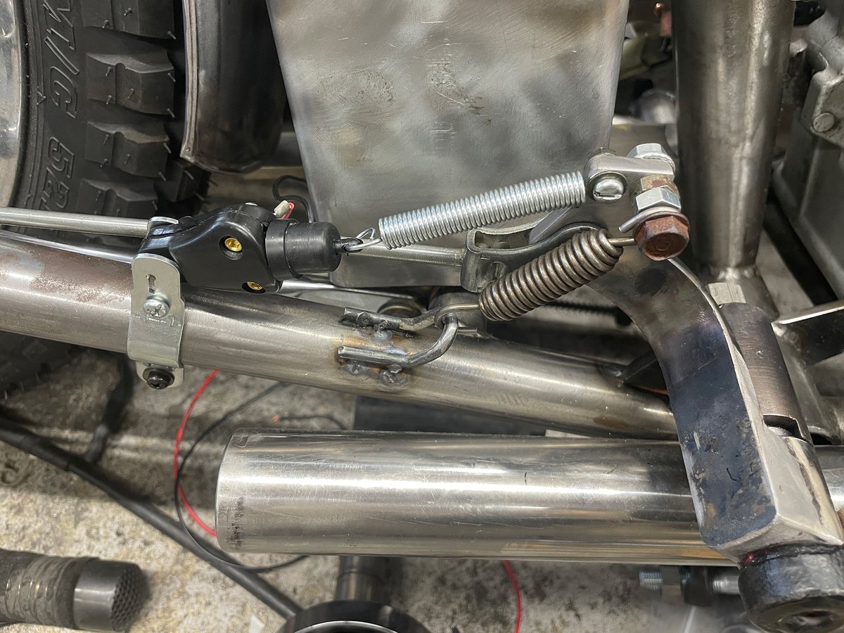_boneshaker's tweet photo. ブレーキロッドの取り回し、車両を現物合わせで作っているのでごちゃつく場所は大変です。エキパイ、ブレーキ、バッテリーボックス、そしてキックペダル。数ミリ単位のクリアランスで詰め込んでいます、整備性は最悪を極めていますが塗装の為に完成後に全バラです。 https://t.co/QuzOW0vEJy