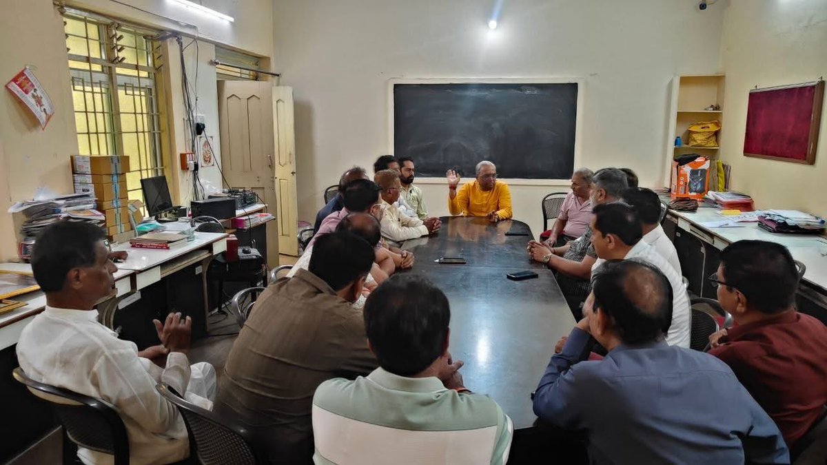 बैरागढ़ भोपाल में राष्ट्र और धर्म पर संगोष्ठी

हिन्दू जनजागृती समिति के राष्ट्रीय मार्गदर्शक सद्गुरु डॉ. चारुदत्त पिंगलेजी ने अपने भोपाल प्रवास में बैरागढ़ में आयोजित एक संगोष्ठी को संबोधित किया । 

इस समय हिंदुओं के संगठित रहने की आवश्यकता, धर्म कार्य में साधना बल का महत्व  १/३