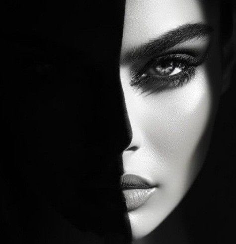 A_lllll12's tweet photo. وتلك الحيطانُ..
لازالت تحمل صورك ؛
بداخلي بئرٌ أسقط فيه 
كلما سمعت أصداء ندائي 
يتردد في الأركانِ 
وأنت ذلك الأصم
قابعٌ هناك 
خلف البراويز الصدأة..!! 

#أميرة_الحرف https://t.co/qohSEkYA2o