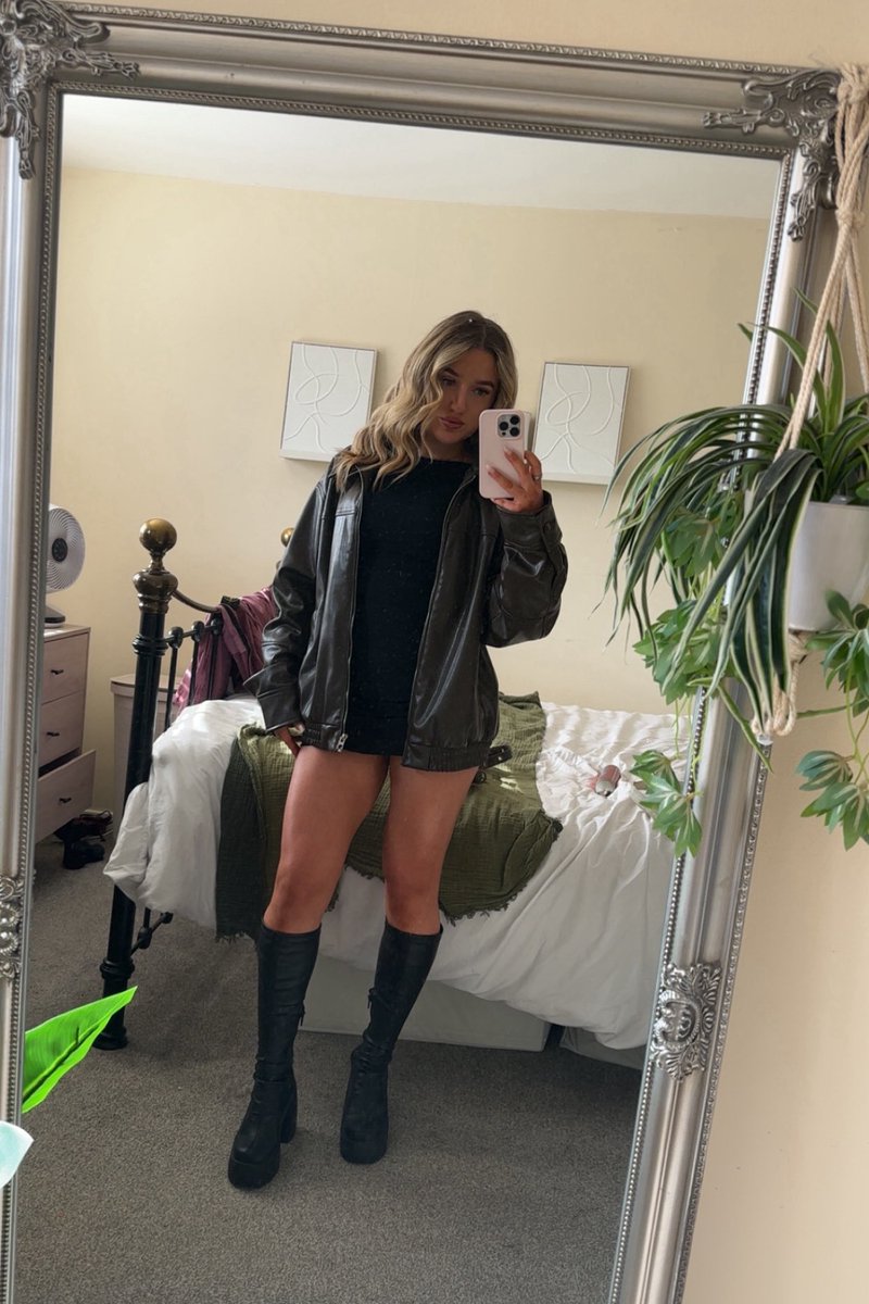 Elliequeenxxx's tweet photo. I’m a threat to your wallet https://t.co/PvkJcOBb20