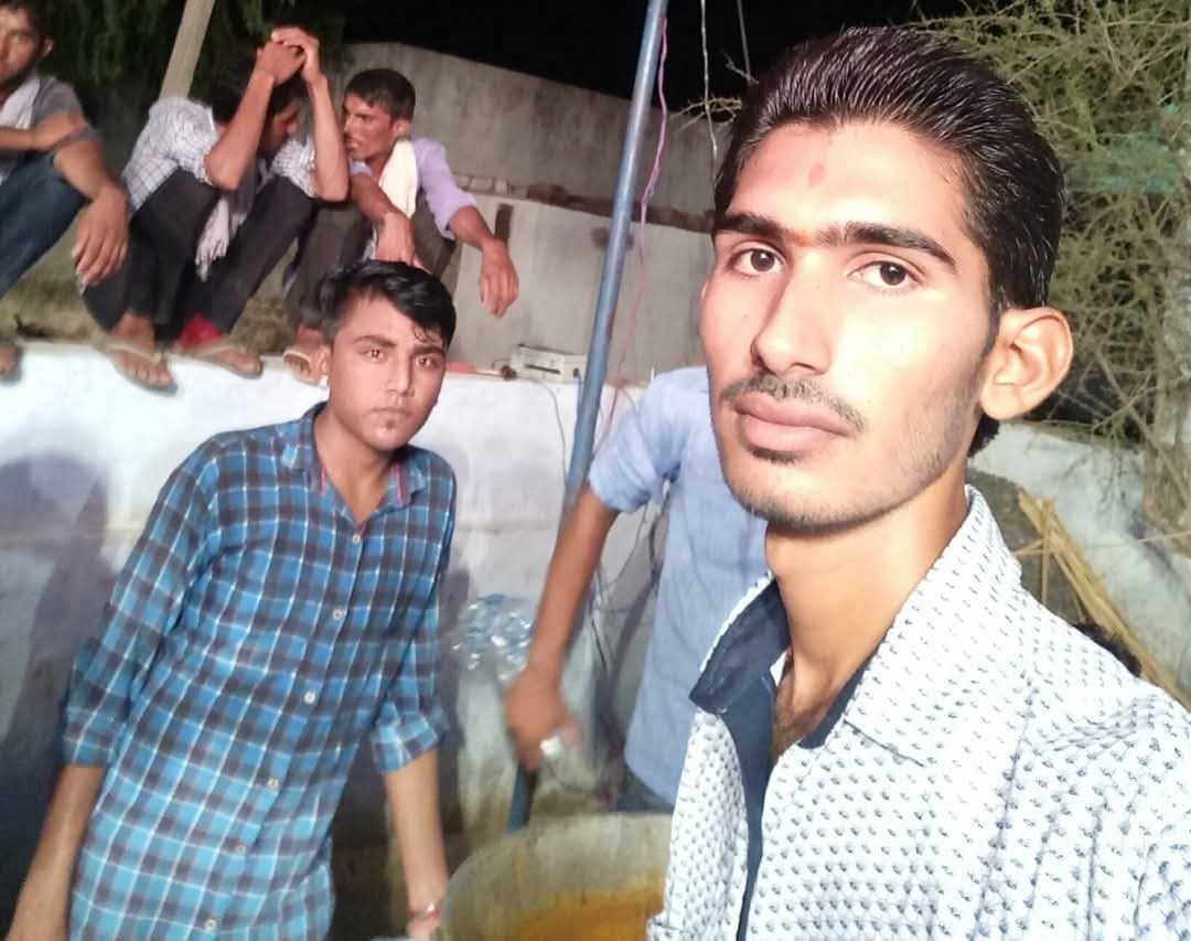 उगते हुए सूरज से मिलाते है निगाहें हम बीते हुए कल का मातम नही मनाते