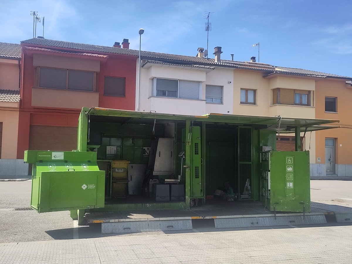 vic_mediambient's tweet photo. AVUI Deixalleria mòbil #TriaVic
🕑 De 8:45 a 13:30h i 14:30 a 19h
🏦C. RIERA MAJOR
✅Saps que pots consultar aportacions a deixalleria fixa i mòbil?
➕info👉https://t.co/p2rbETvYO2
@aj_vic @estercomabassas @albertcastellsv @vic_ciutadania @ccvicsenferm @ccvicplosona @franquesabet https://t.co/iS2MMRoQ92