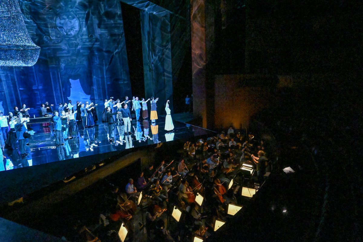 nntt_opera's tweet photo. 『椿姫』リハーサルも大詰めです！オーケストラピットに東京フィルハーモニー交響楽団が入り、マエストロ・レオ・フセインのエネルギッシュなリードで、オーケストラ付き舞台稽古が進んでいます。開幕は4月2日（木）18:00！チケットはどうぞお早めに。 https://t.co/rRrNOMY6Rv