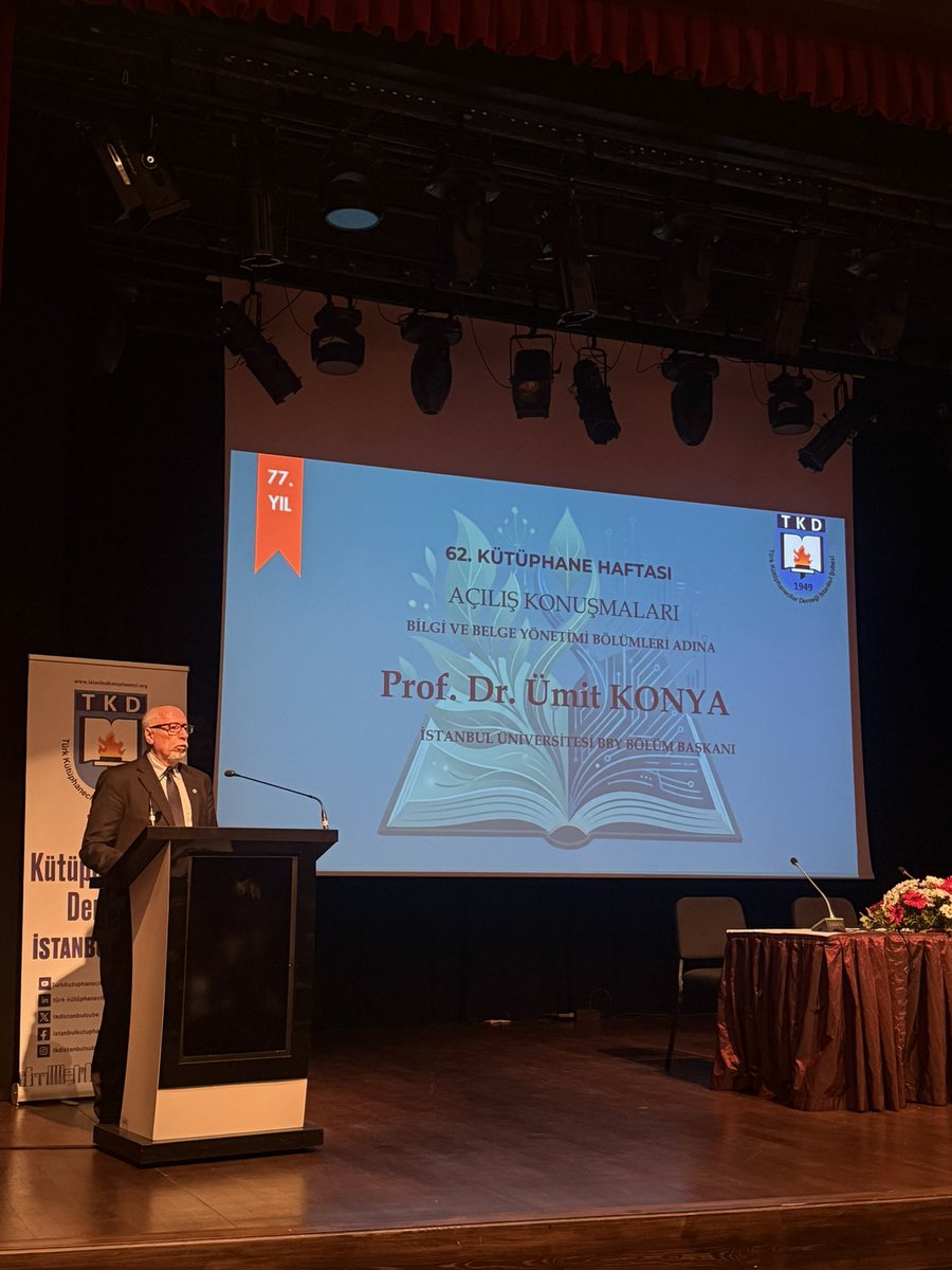 tkdistanbulsube's tweet photo. Prof. Dr. Ümit Konya, akademisyenlerimiz adına kürsüdeydi. 
🎤 Kütüphanelerin bilimsel gelişimdeki kritik rolü ve eğitimdeki yeri üzerine ufuk açıcı bir konuşma dinledik. 🏫📖 #Akademi #Kütüphanecilik #ÜmitKonya https://t.co/w5JicQqqng