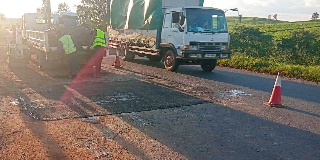 GideonSsekidde's tweet photo. Big moves on Jinja road.Our teams crushed it day & night fixing bottleneck spots. Kitigoma, Buryantente & Namawojjolo trading centres got love. Keep sharing feedback, we're all ears.#GoldenPosts @MoWT_Uganda @GenWamala #JinjaRoad @UCC_Official https://t.co/PytYMSfTZH