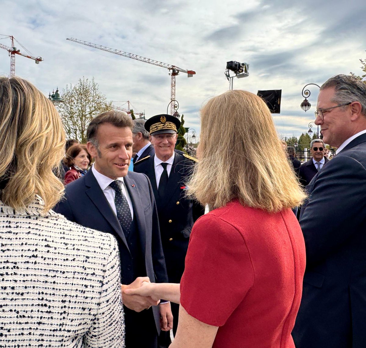 Prefet77's tweet image. #VisiteOfficielle  l📸 Retour sur la visite du Président à #DisneylandParis.  Un site clé pour l’#attractivité et l’emploi en #SeineEtMarne, au cœur du développement touristique et des infrastructures du territoire 📈