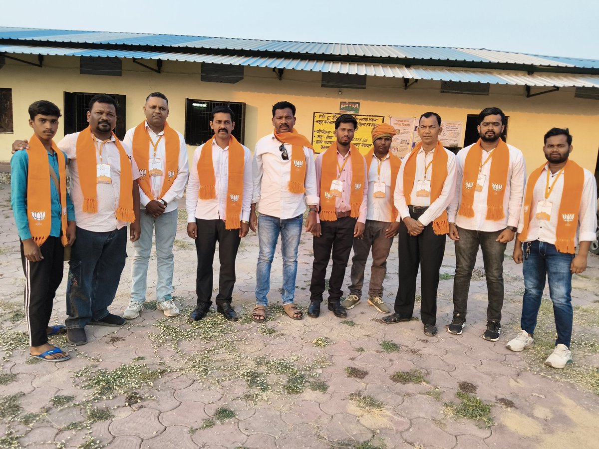 jham_sahu's tweet photo. 30/03/2026 ~ *भारतीय जनता पार्टी राष्ट्रीय/प्रदेश नेतृत्व के निर्देशानुसार भारतीय जनता पार्टी फरसवानी  मंडल द्वारा  29 व 30 मार्च (दो दिवसीय) पंडित दीनदयाल उपाध्याय प्रशिक्षण महाअभियान मे शामिल हुआ।
#भाजपा_IT_सेल #BJP4CGState https://t.co/LEBeIDEjo1