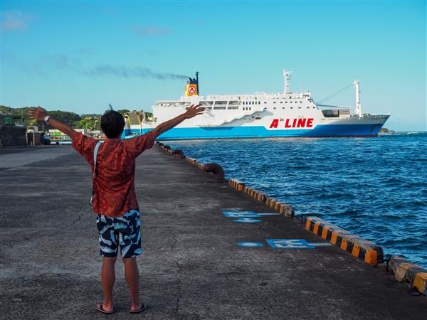 tumec1969's tweet photo. 合宿紹介第三弾！夏合宿

夏本番☀️念願の南の島🏝️どこまでも続く青い海と空🏖️ 夏合宿でついに新入生はスキューバデビューを果たします✨

カラフルなサンゴや魚たち、優雅に泳ぐウミガメ、仲間と作るキャンプ料理、探検部の夏合宿ではダイビングもキャンプ生活も満喫できます🤿🏕️

是非新歓まで🐡🐠🐟 https://t.co/84jDyrfv8e