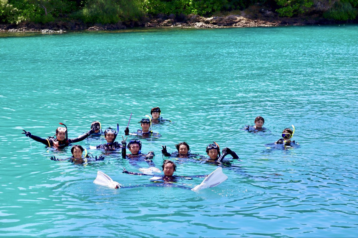 tumec1969's tweet photo. 合宿紹介第三弾！夏合宿

夏本番☀️念願の南の島🏝️どこまでも続く青い海と空🏖️ 夏合宿でついに新入生はスキューバデビューを果たします✨

カラフルなサンゴや魚たち、優雅に泳ぐウミガメ、仲間と作るキャンプ料理、探検部の夏合宿ではダイビングもキャンプ生活も満喫できます🤿🏕️

是非新歓まで🐡🐠🐟 https://t.co/84jDyrfv8e