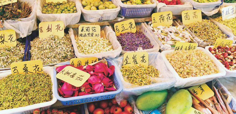 Kunminginfohub's tweet photo. In the midst of spring, Daguan Zhuanxin Farmers' Market in #Kunming enters its peak season for edible flowers, making it a popular spot for locals to taste fresh seasonal delicacies and for tourists to check in. #KunmingBloomsWithYou #SojourninYunnan #CoCreateKunming https://t.co/LYylDjtn56
