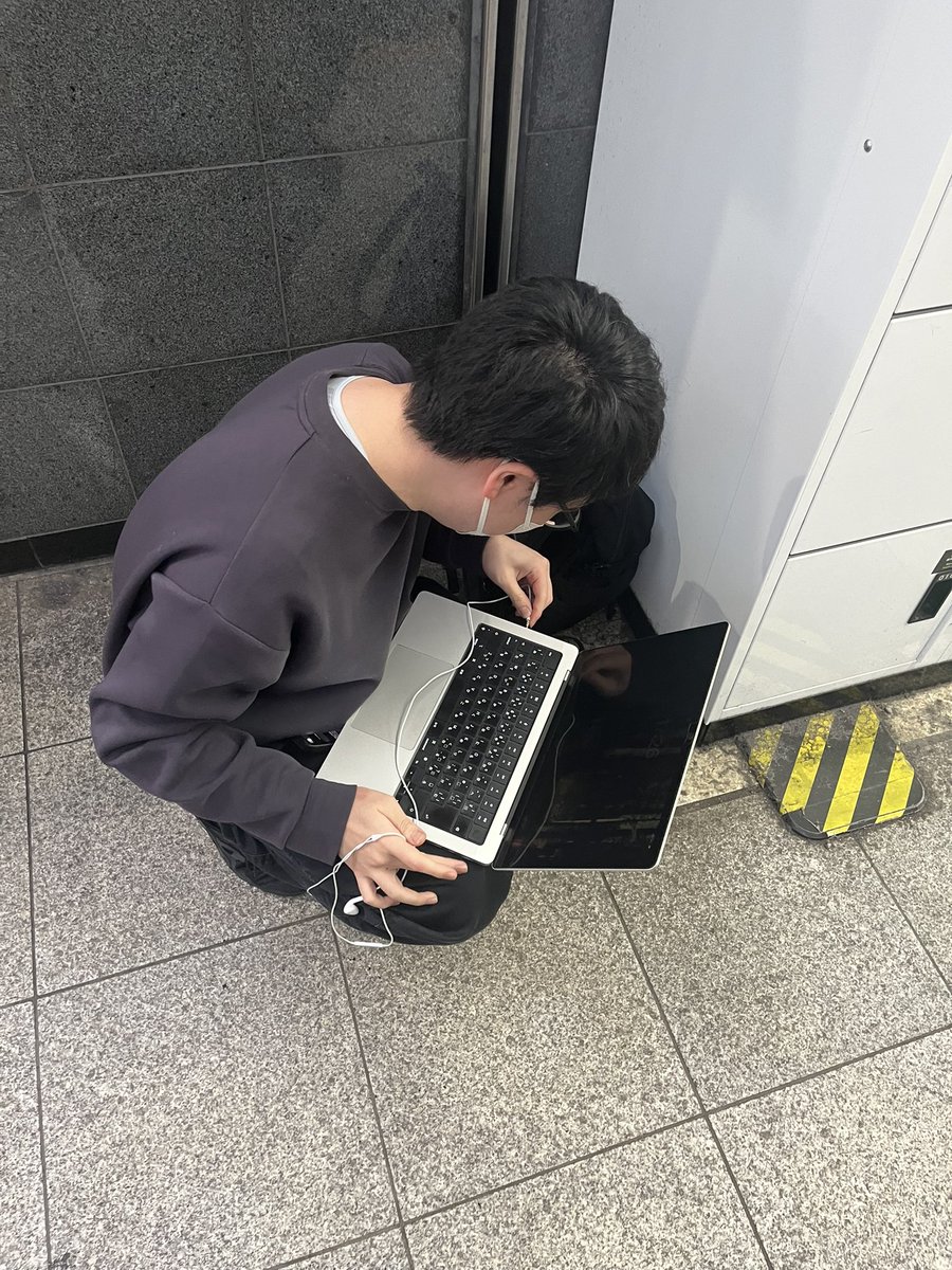 路上ミーティングニキに騙されて2万負けたあと昨日卒業したエムホに連行されてます