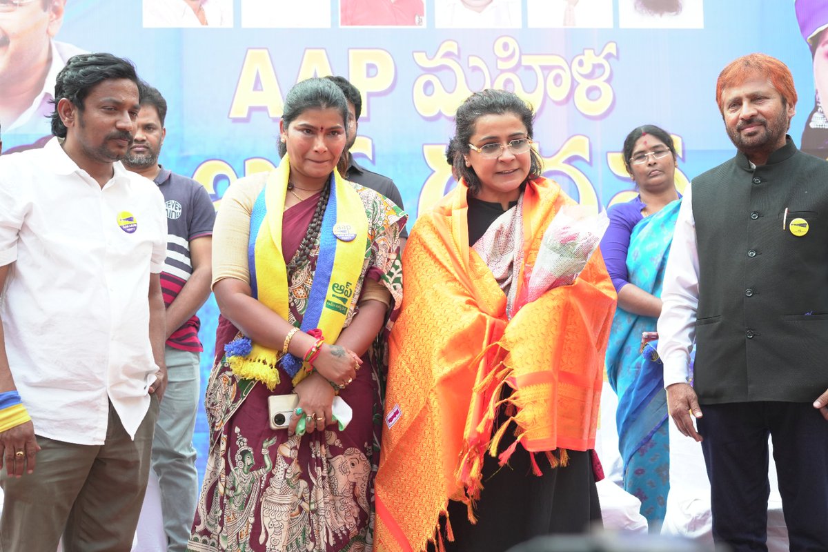 AAPTELANGANA's tweet photo. హైదరాబాద్‌లోని రాజేంద్రనగర్‌లోని ఉప్పర్‌పల్లి హ్యాపీ హోమ్‌లో రాష్ట్ర కన్వీనర్ మిస్ @hemawjilloju గారి ఆధ్వర్యంలో జరిగిన మహిళా శక్తి జన గర్జన మహా సభకు ముఖ్య అతిథిగా ఆమ్ ఆద్మీ పార్టీ జాతీయ అధికార ప్రతినిధి & ఆప్ తెలంగాణ రాష్ట్ర ఇంచార్జ్ న్యాయవాది @PKakkar_ గారు పాల్గొన్నారు. @ArvindKejriwal @SandeepPathak04