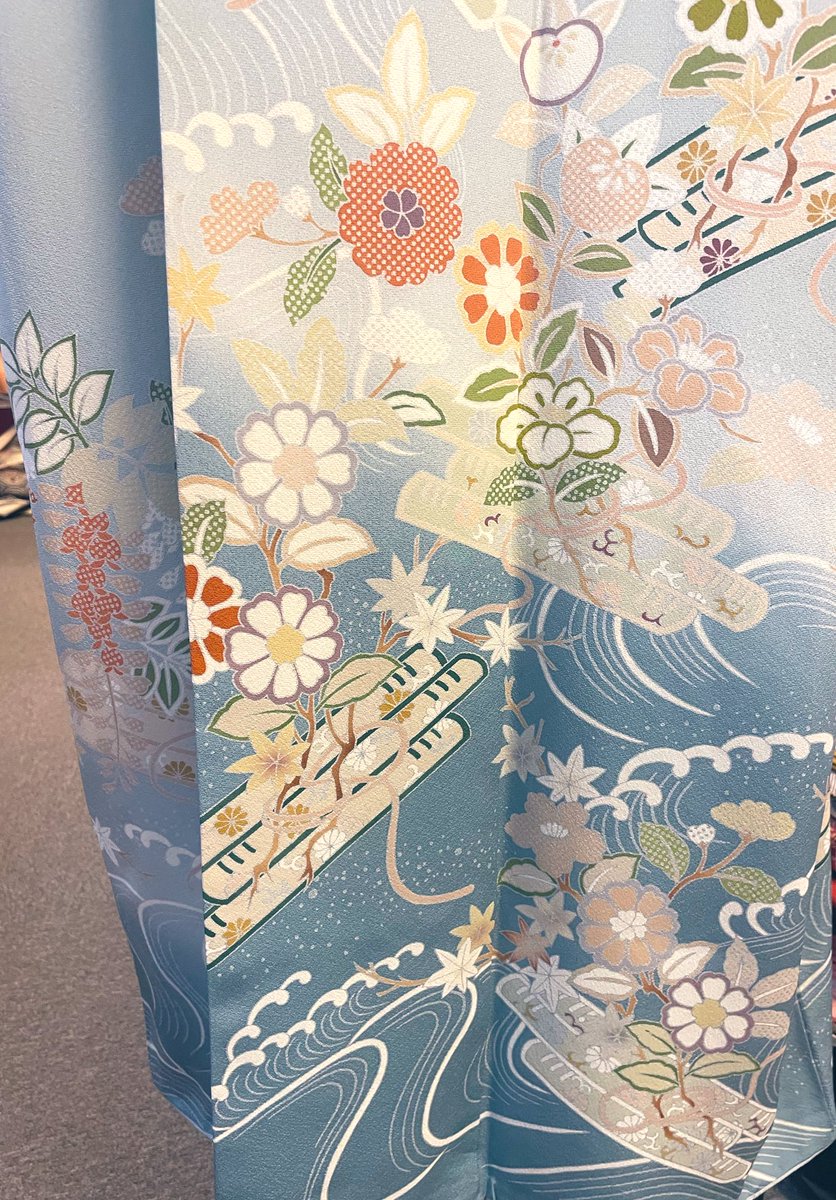 袷の裏地をとる季節です🌸
一昨年振袖を単衣にして、もうやらないと心に決めたのに🥲

単衣にしたい訪問着と出会ってしまったので独学すぎる手つきで睨めっこしてます🙃

振袖より訪問着を着る期間の方が長いので最近は訪問着との出会いを求めています

裁縫が少しだけ上達した気配がします🪡
