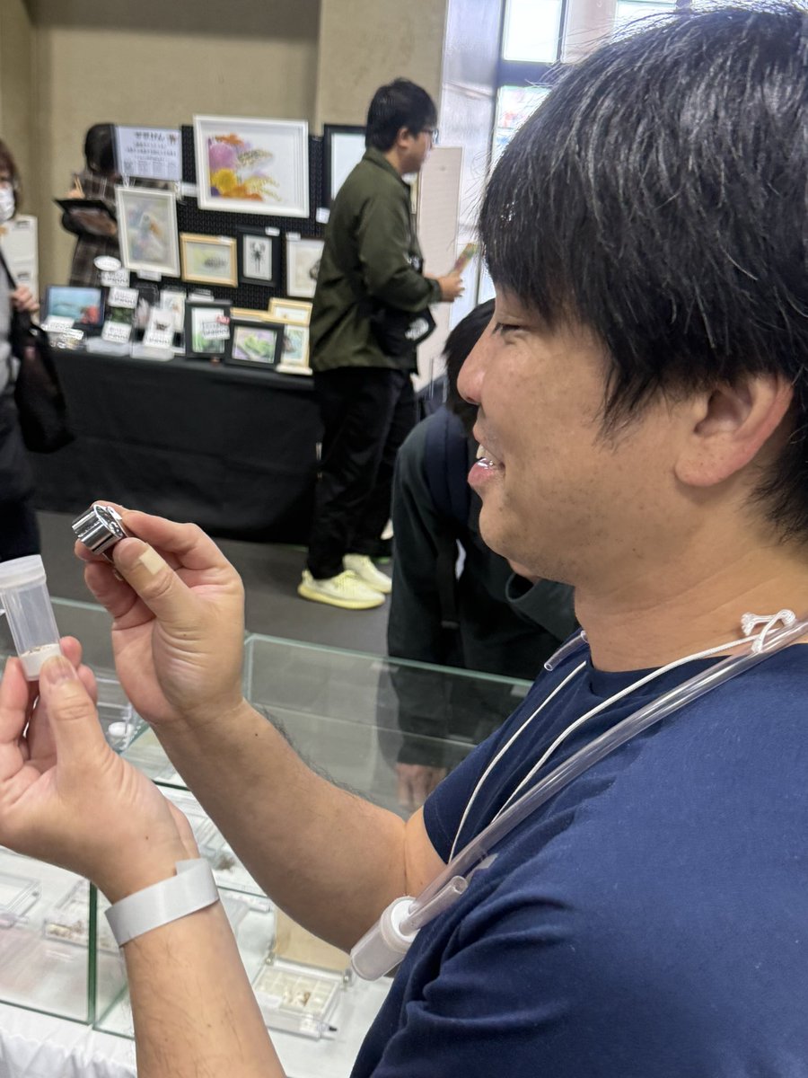 AYimport tweet media