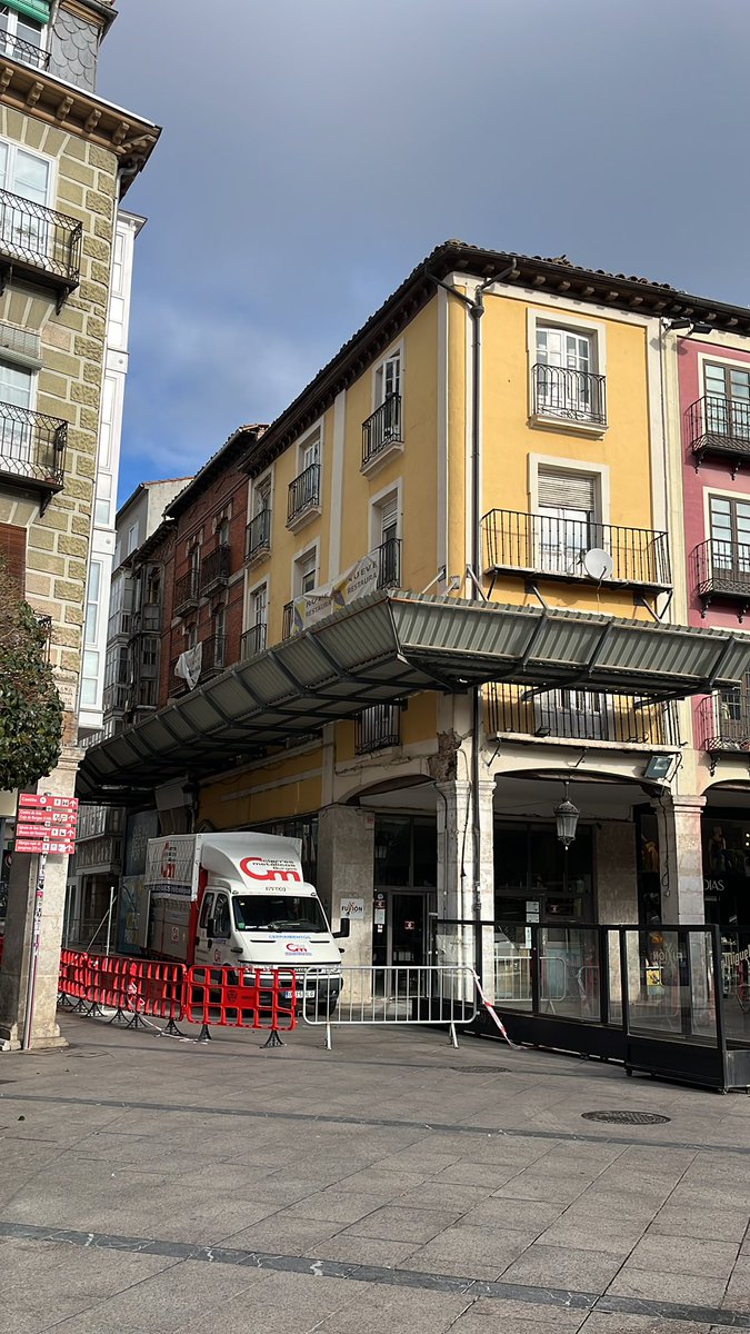 Aytoburgos's tweet photo. El Ayuntamiento ordena la instalación de un vallado perimetral de seguridad en el edificio de Cardenal Segura 2
 
Debido a la situación de ruina inminente del inmueble, el Consistorio ha iniciado las acciones necesarias ante el grave peligro existente para personas y bienes https://t.co/cfw1CHWhRI