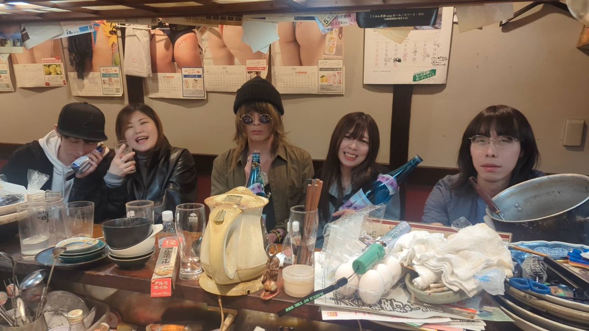 lEQo2RQCBtMDt51's tweet photo. 3日間楽しかった！
金曜は小学生からの親友の転勤が終わり大阪に帰ることになって東京最後の日に朝まで遊んだ！
土曜はシャケライブ！
友達たくさんで幸せやった！
日曜は昼スタジオ終わりに誕生日会をやってくれた！
みんなほんとにありがとう！
色々スッキリして4月から気持ちを新たに頑張ります！！ https://t.co/xLZjgbK3Cf